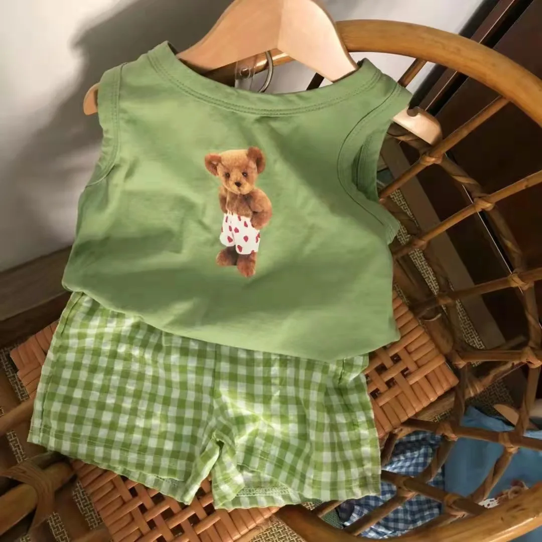 

Корейский Летний комплект одежды для маленьких мальчиков 2023 года из 2 предметов, однотонные клетчатые шорты с мультяшным медведем и принтом, костюм без рукавов