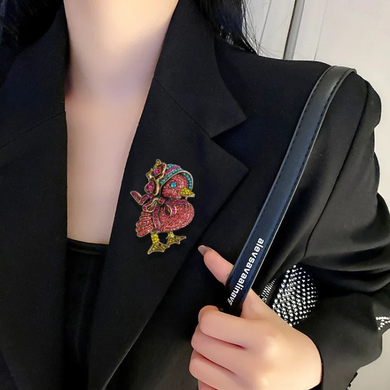 Фото Винтажные забавные броши в виде утят, розовые броши с рисунком утки и стразами, броши в виде животных для мальчиков и девочек, милые подарки, модные украшения для вечеринок №1