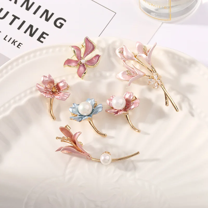 

2023 Sweet and Cute Brooch New Colorful Flower Drop Oil Brooch Simple Flower Pearl Jewelry Women's Fresh Temperament Accessories
