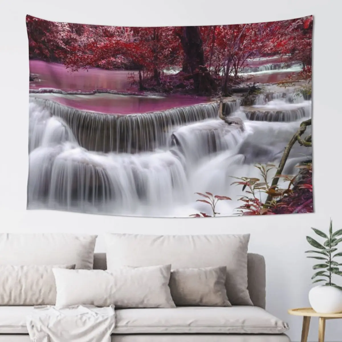 Водопад водой повышает красоту природы и розовые листья деревьев Гобелен