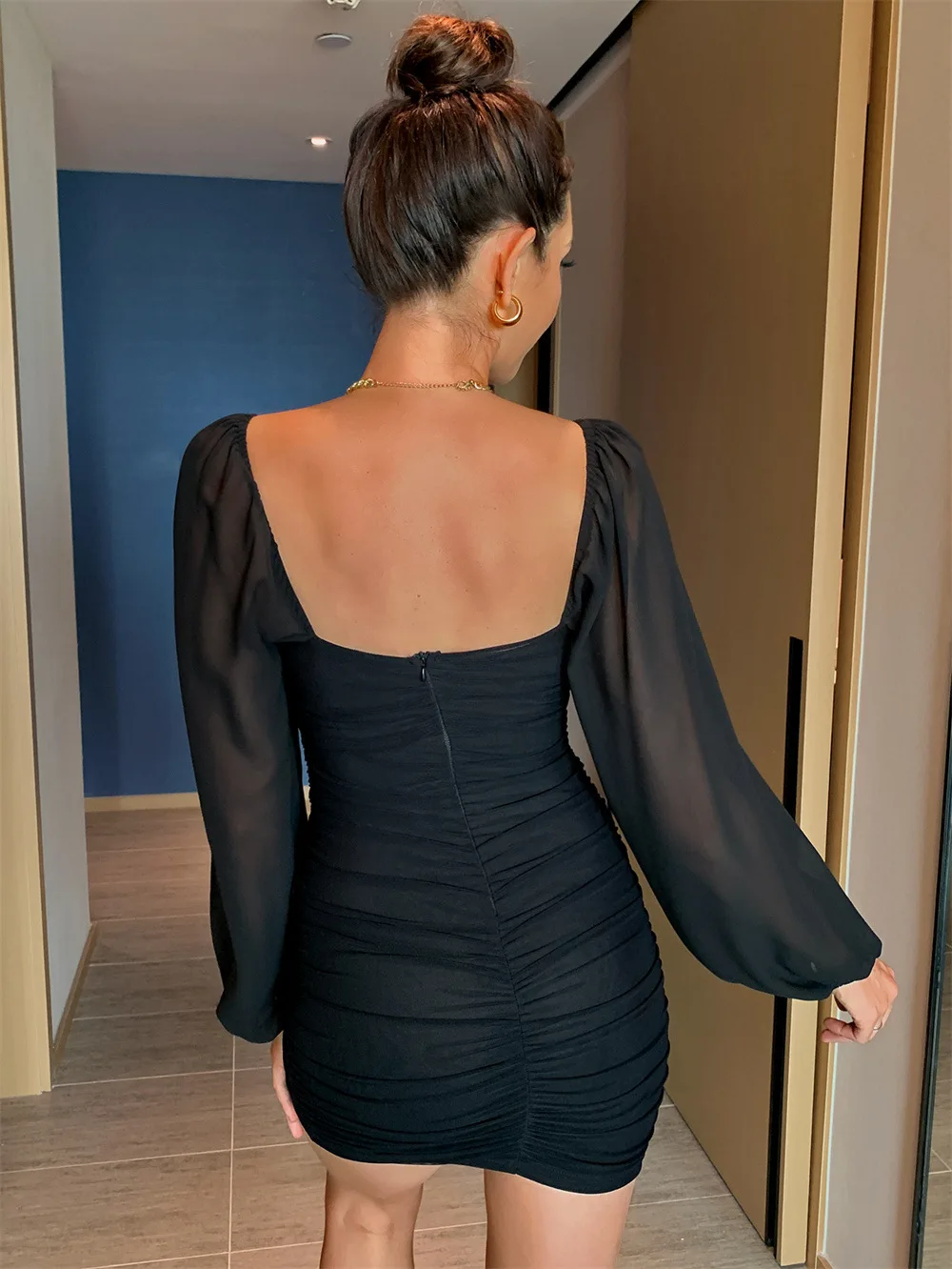 Женское атласное платье с открытой спиной элегантное облегающее бантом модное