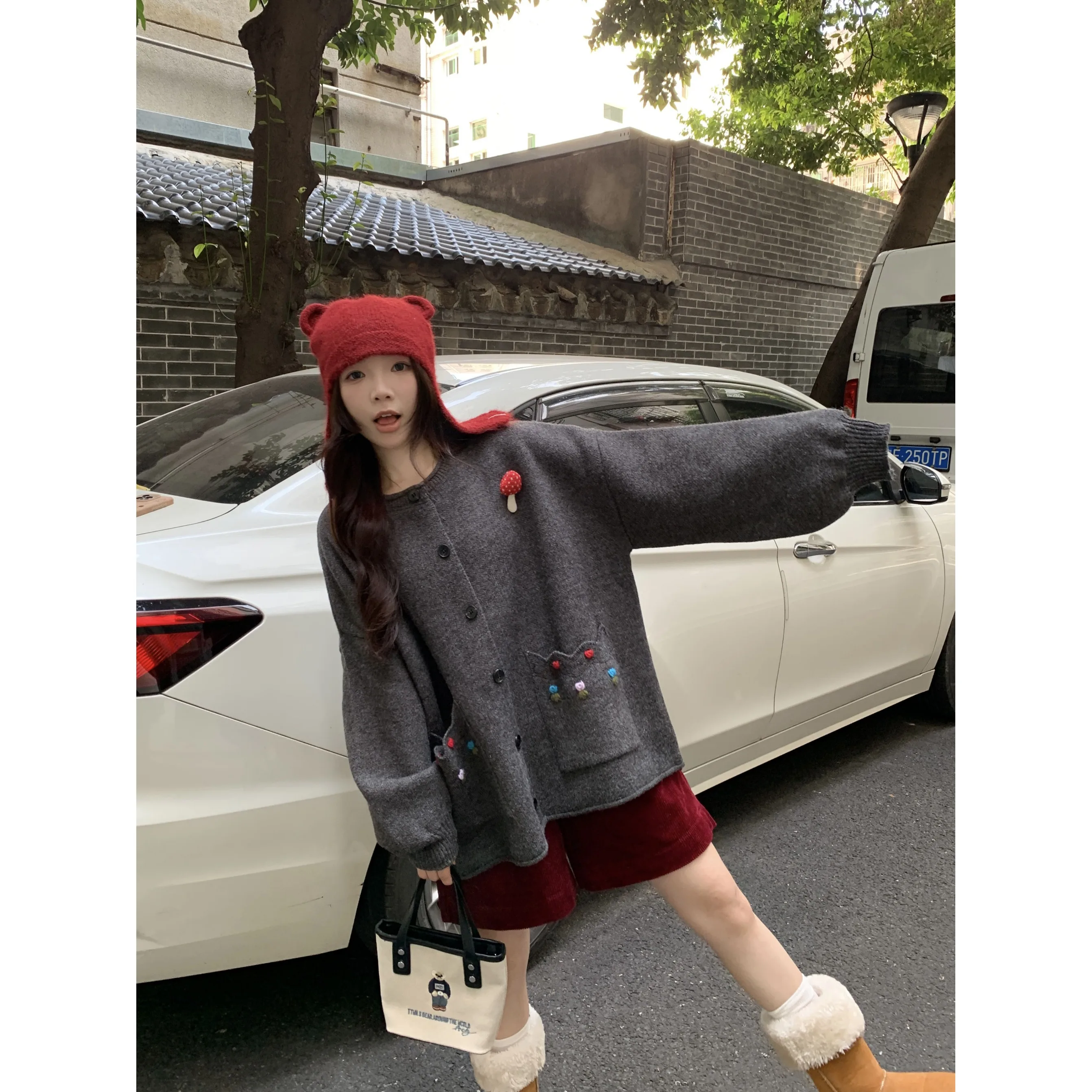 Корейская серия трехмерный свитер с маленьким грибным карманом и вышитыми