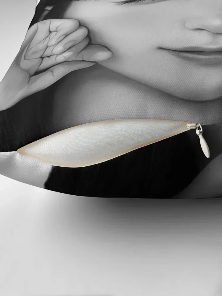 Черно-белая цифроаная наволочка KIm Chaewon 30x30/40x40/45x45 см