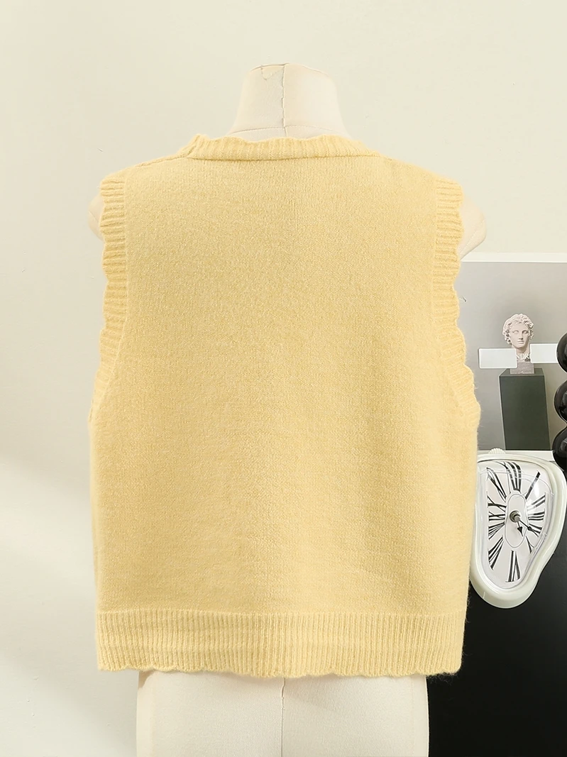 Женская модель милый жилет с цветочной аппликацией и V-образным вырезом весенние