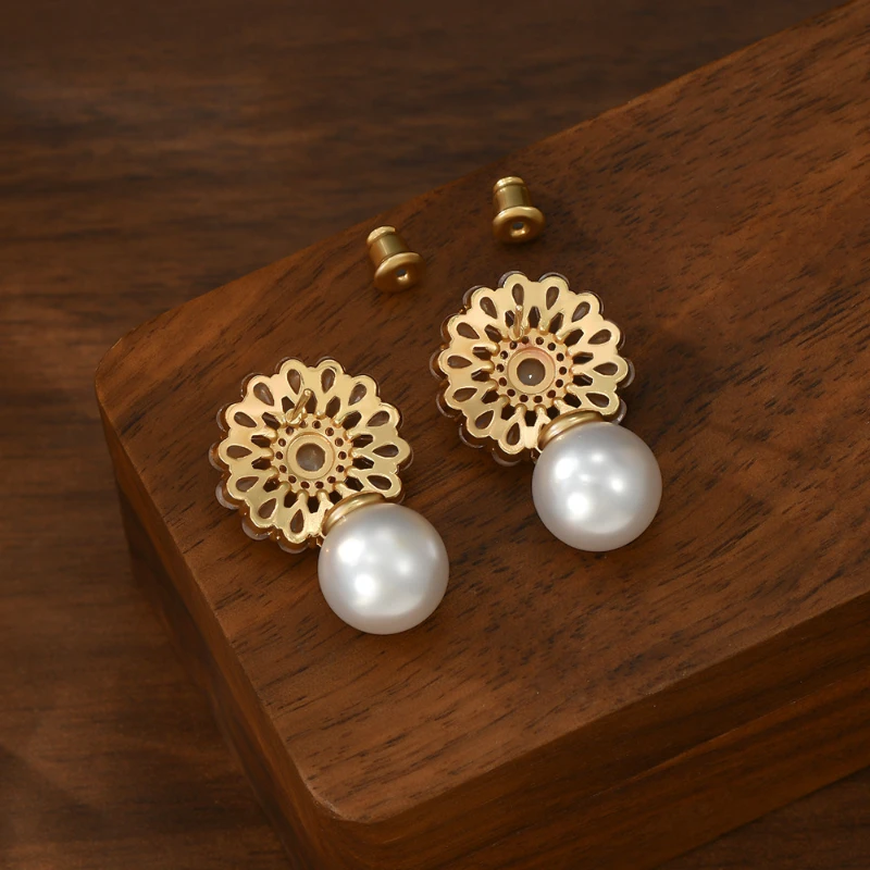 French Autumn and Winter New Retro Pearl Niche Design Exquisite Zircon Petals Light Luxury Earrings for Women Jewelry.