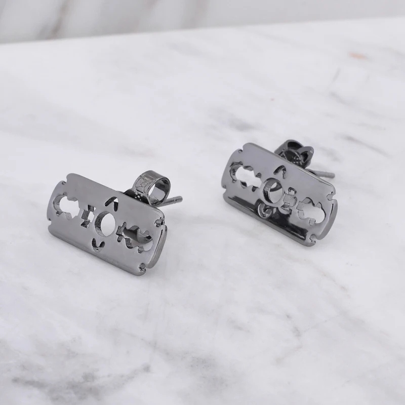 

Женские серьги-гвоздики в стиле «панк»