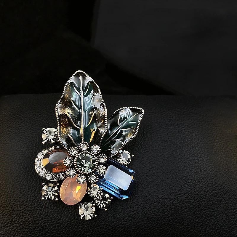 1001 Upscale Retro Flower Plant Brooch Women's Suit Exquisite Corsage Coat Neckline Accessories Buckle Jewelry Enamel Pins Gifts