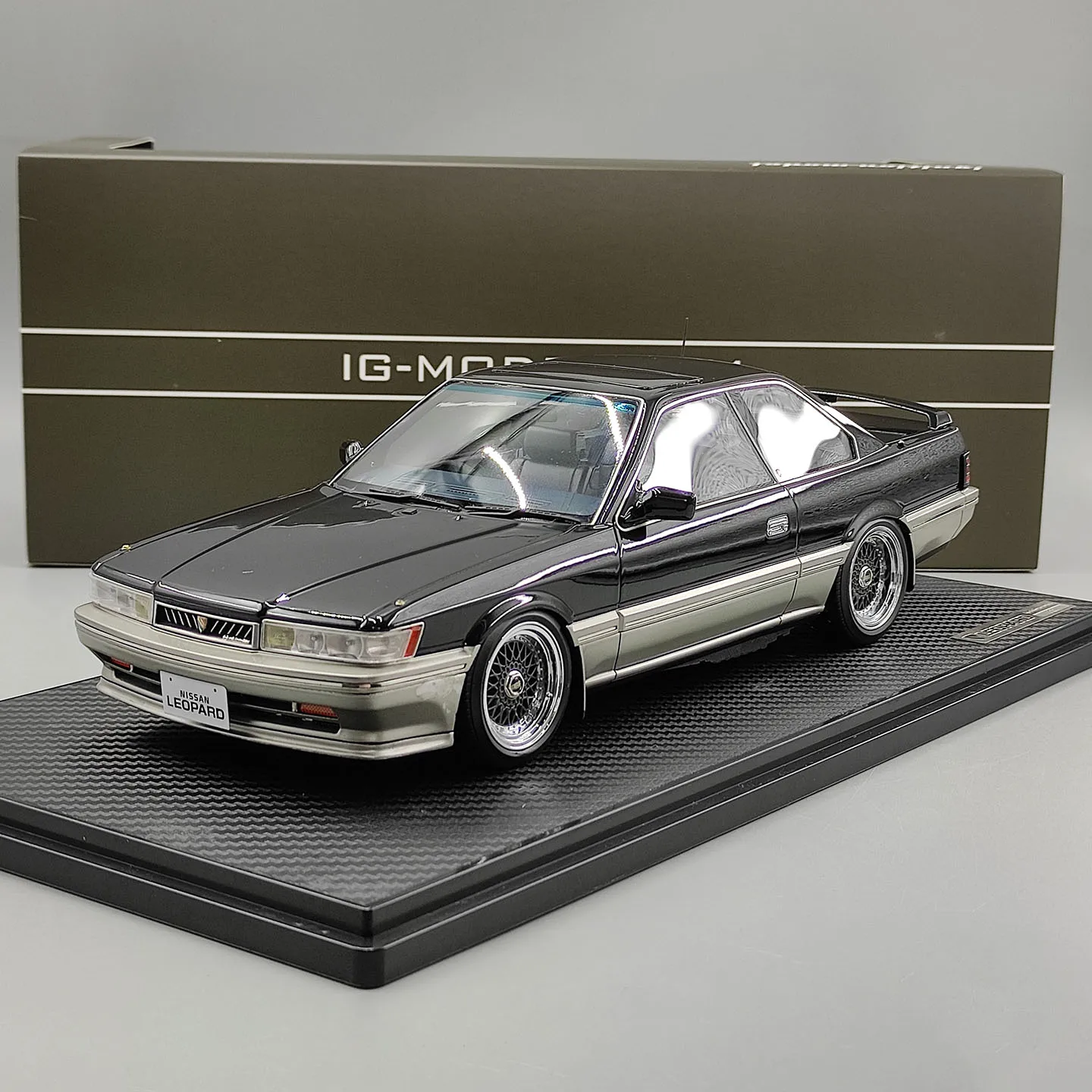 Фото Масштабная модель автомобиля IR 1:18 Leopard 3.0 Ultima F31, черная, из смолы №4