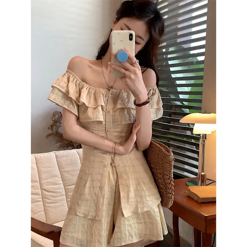 Женский костюм из двух предметов рубашка с вырезом лодочкой и шорты оборками по