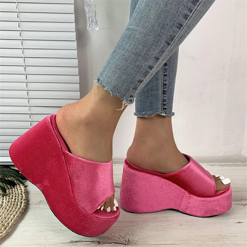 Women New Luxury Brand Square-headed Thick-soled Flat Middle Heel Slippers Women's Simple Beach Sandals Versatile Slippers
