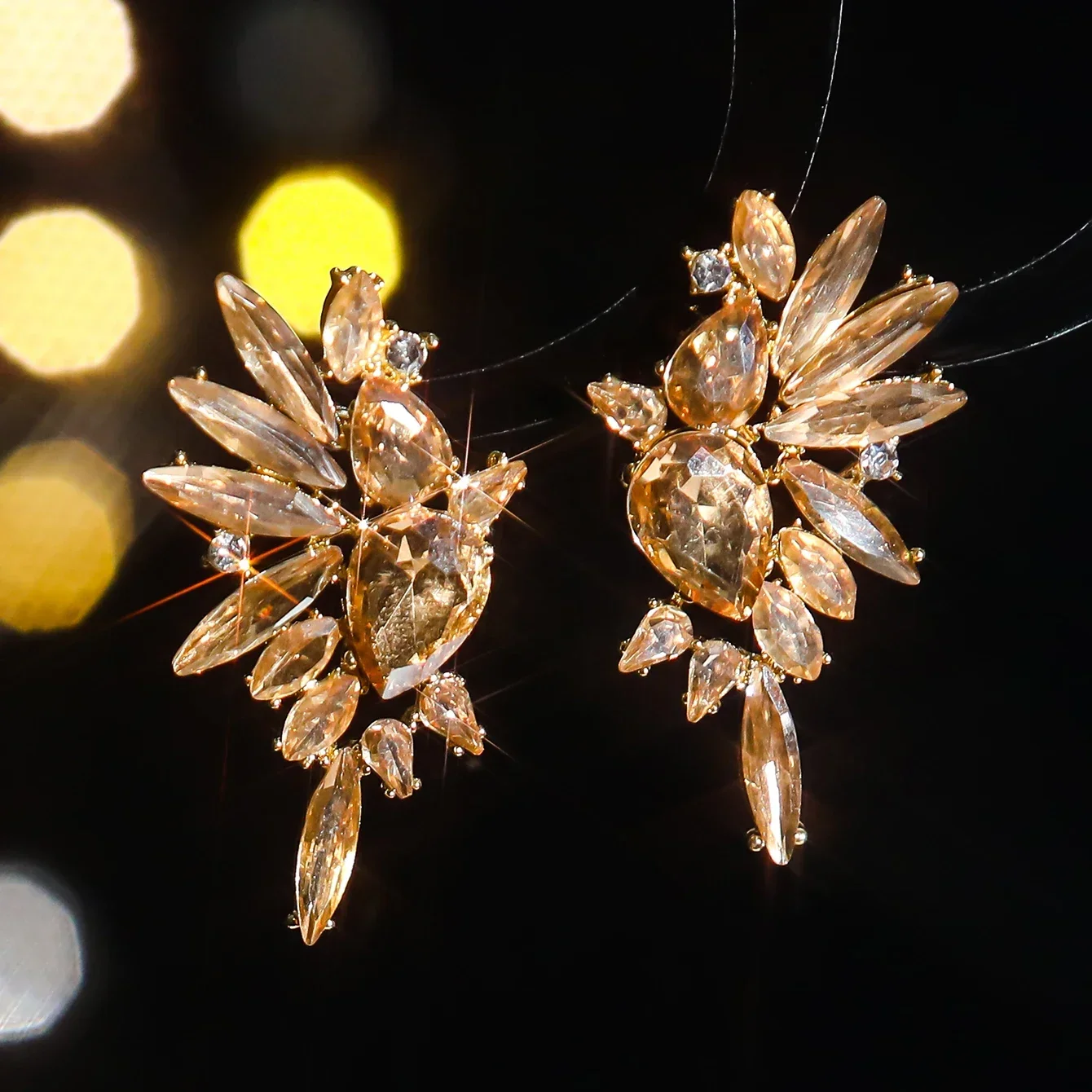 Роскошные темпераментные серьги из цветного стекла со стразами неправильной