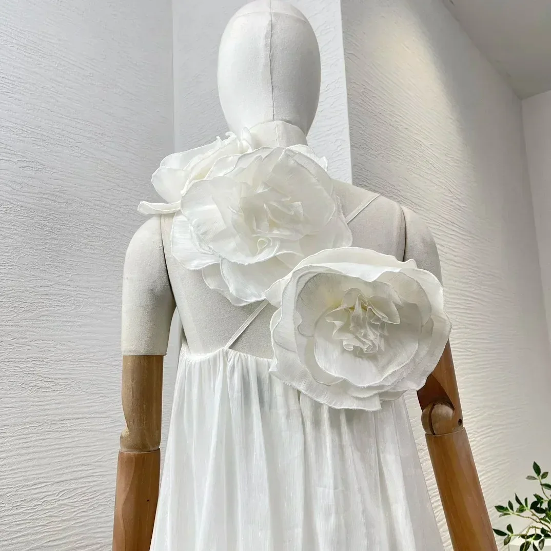 Женская блузка на одно плечо из шелка и льна с цветущими белыми цветами весна 2024