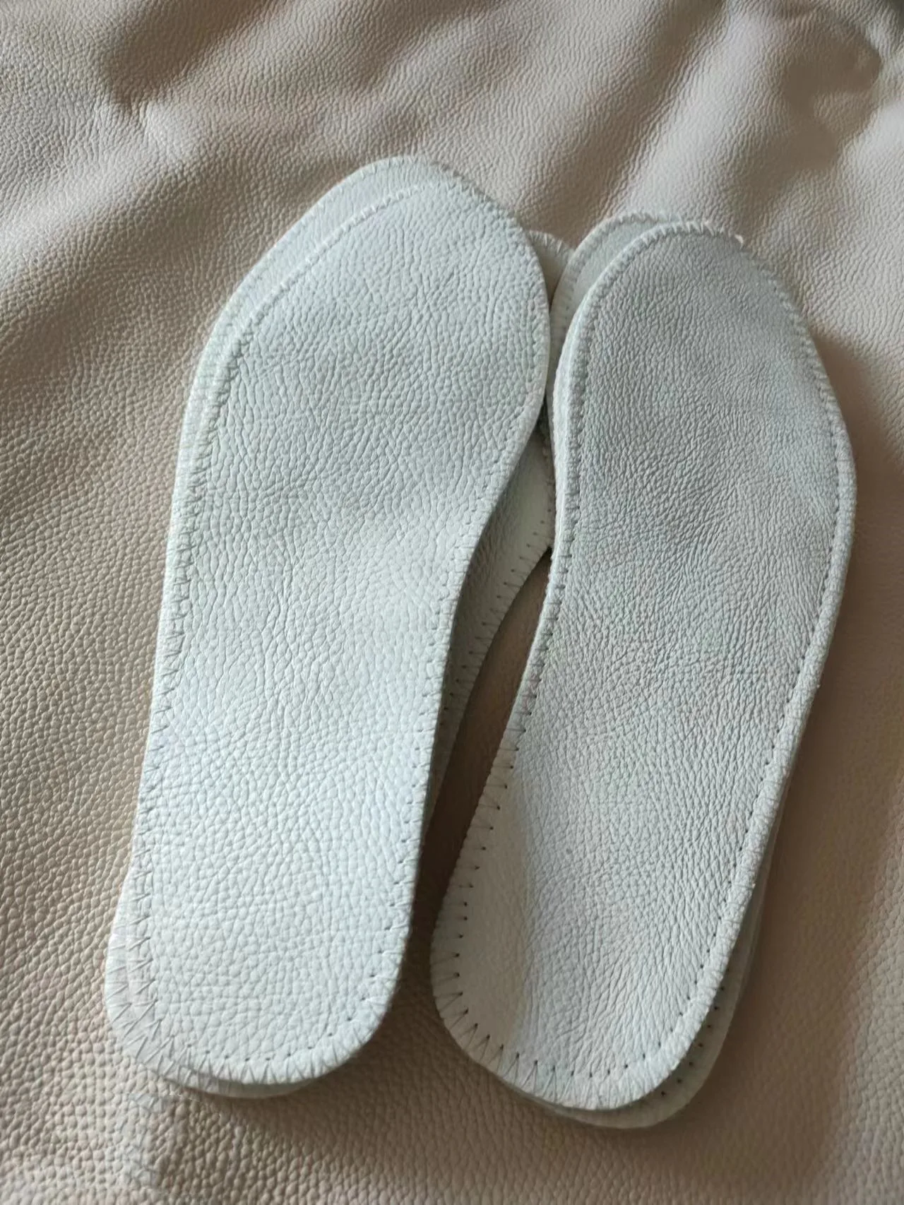 Hand-stitched pure cowhide insoles absorb sweat, breathable and odourproof