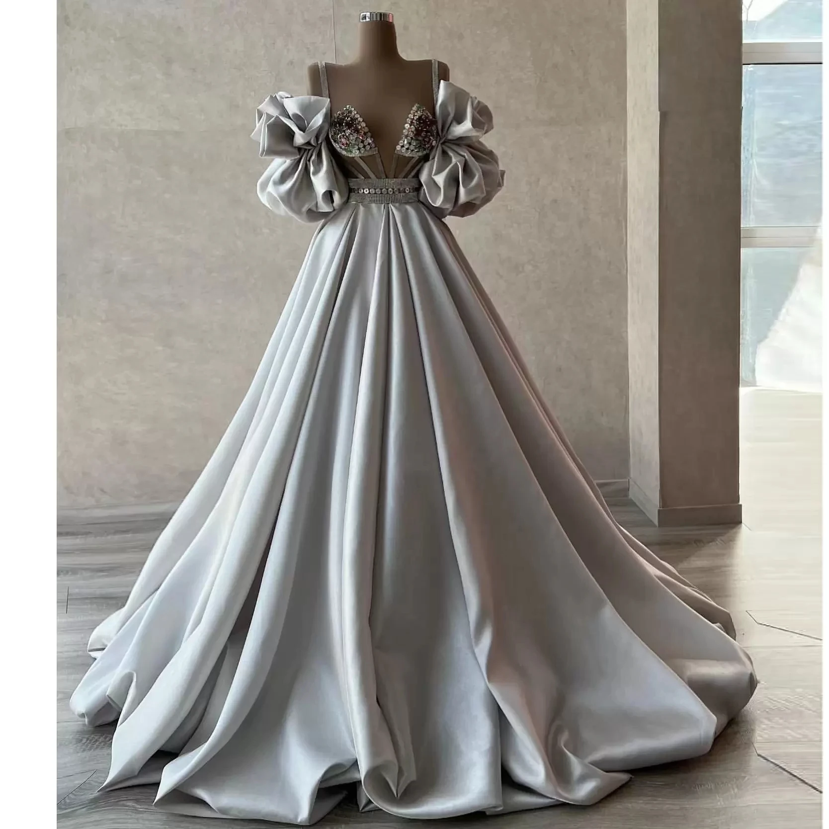 

Роскошные серебряные платья для выпускного вечера с бусинами и кристаллами, с глубоким V-образным вырезом и оборками, атласное великолепное...