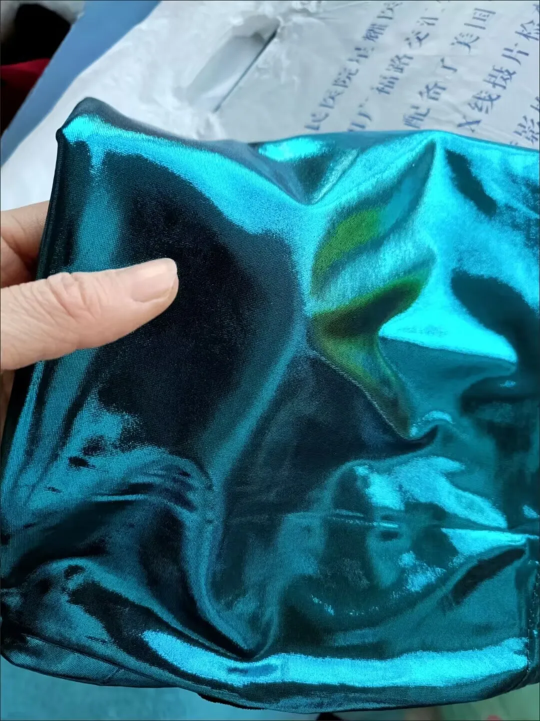 Пикантное облегающее мини-платье с косым плечом и гладкой поверхностью