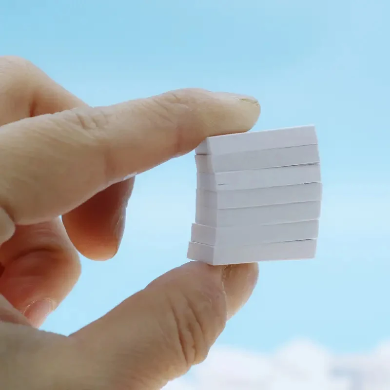 

Набор миниатюрных белых книг из бумаги