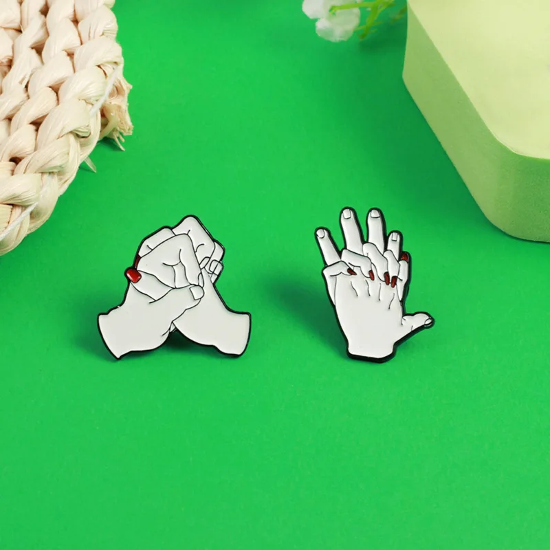 

Romantic Brooch Clasps Romantic Love With Both Hands As A Gift For Your Partner Knapsack pin ornament