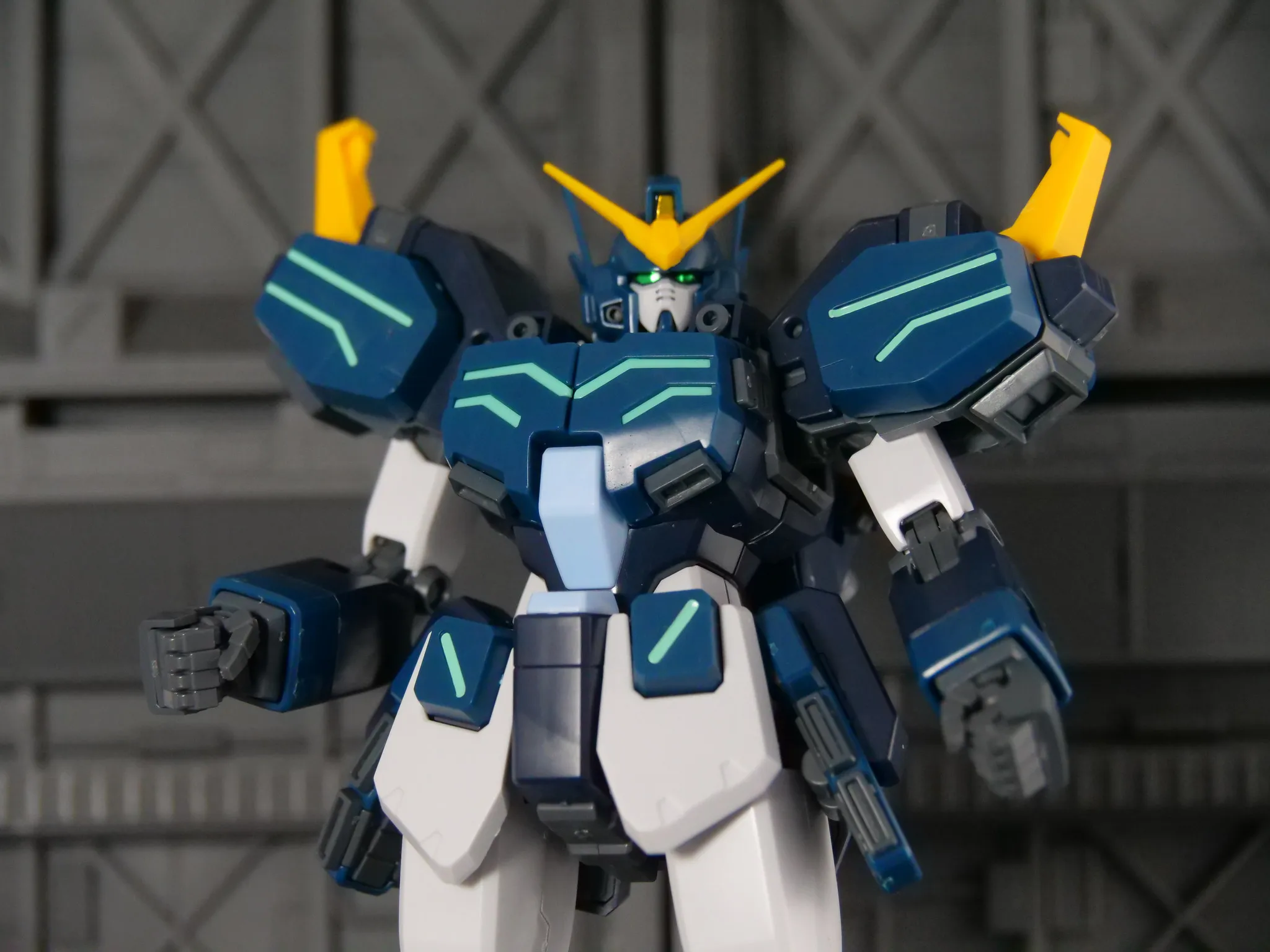 Фото Bandai Original MODEL KIT MG 1/100 GUNDAM HEAVYARMS CUSTOM EW Model Kit Аниме Экшн-истребитель Сборная модель игрушки в подарок для ребенка №3