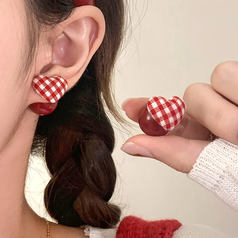 Красные серьги-гвоздики в клетку Любовь женские осенние и зимние темпераментные