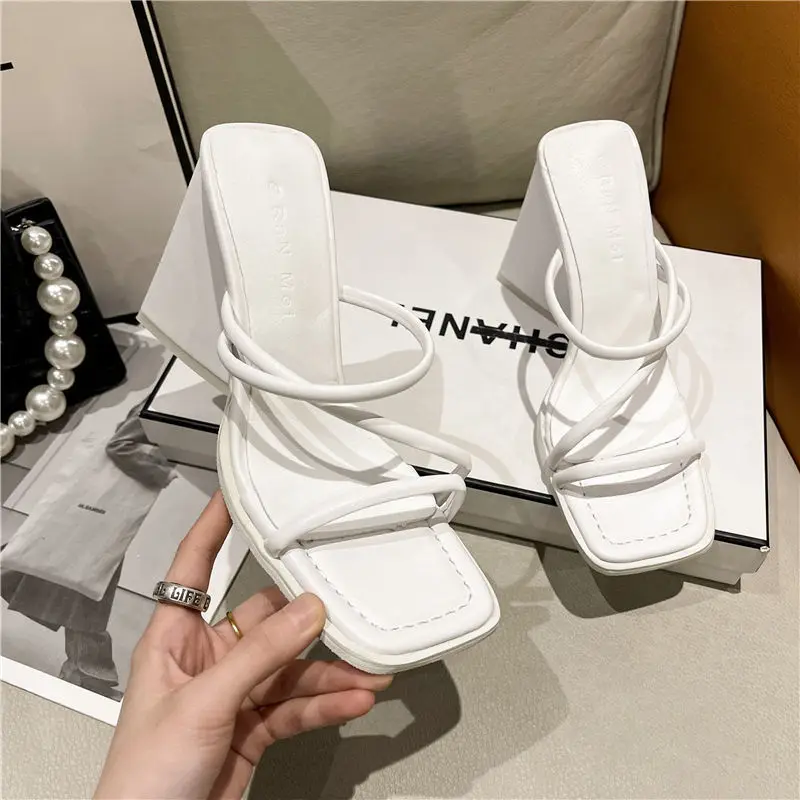 

2022 New Summer Square Toe Leaky Toe Luxury Strap Square Root High Heels Outdoor Casual Comfortable Solid Color Women's Sandals