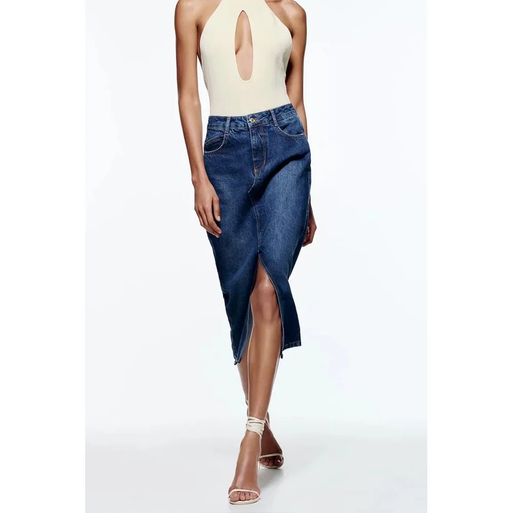 Женская джинсовая юбка средней длины облегающая с высокой талией и разрезом в