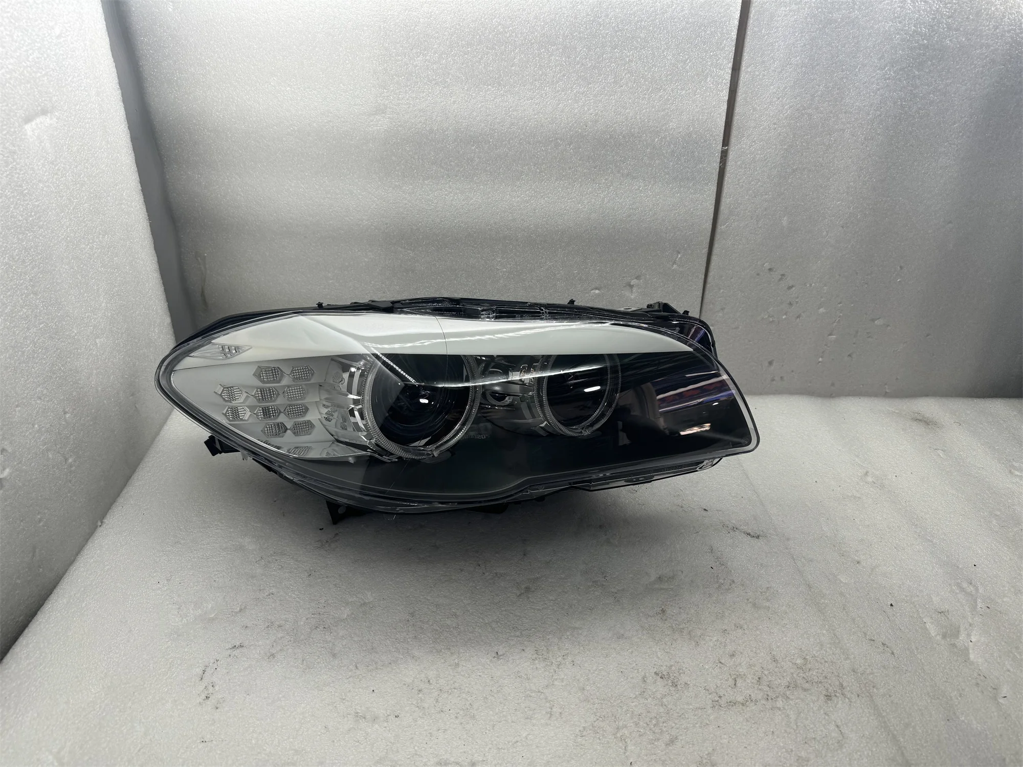 Фото Ксеноновая фара для BMW 5 серии F10 F11 550i 535i M5 2011-2013 гг., артикулы 63117271912, 63117271911 №3