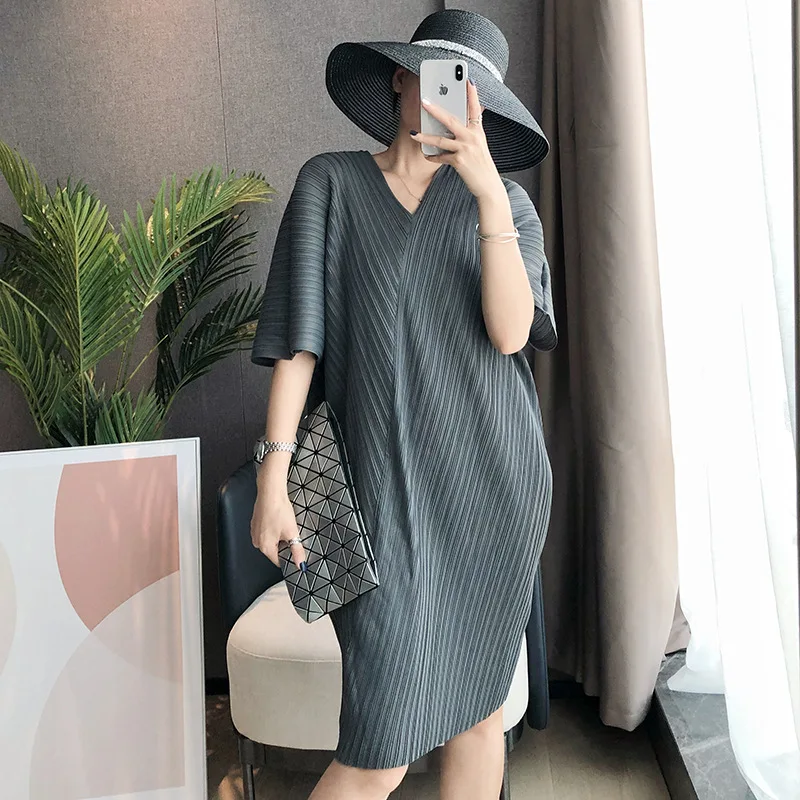 

Spring/Summer Pleated Dress Ladies Mid-Length Fashion Casual V-Neck Skirt Loose Fitted Dress