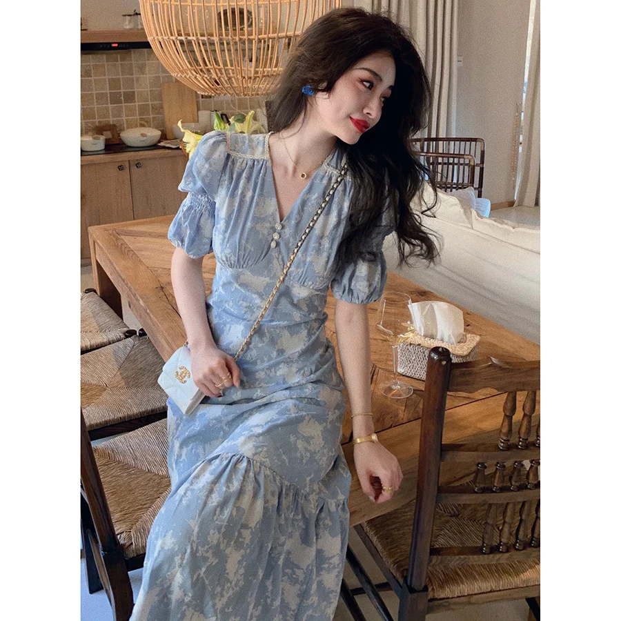 

Женское летнее двухцветное платье с цветочным принтом белых облаков