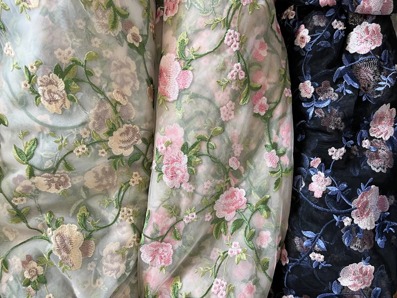 Сетчатое платье-Ципао с вышивкой и цветами из ротанга |