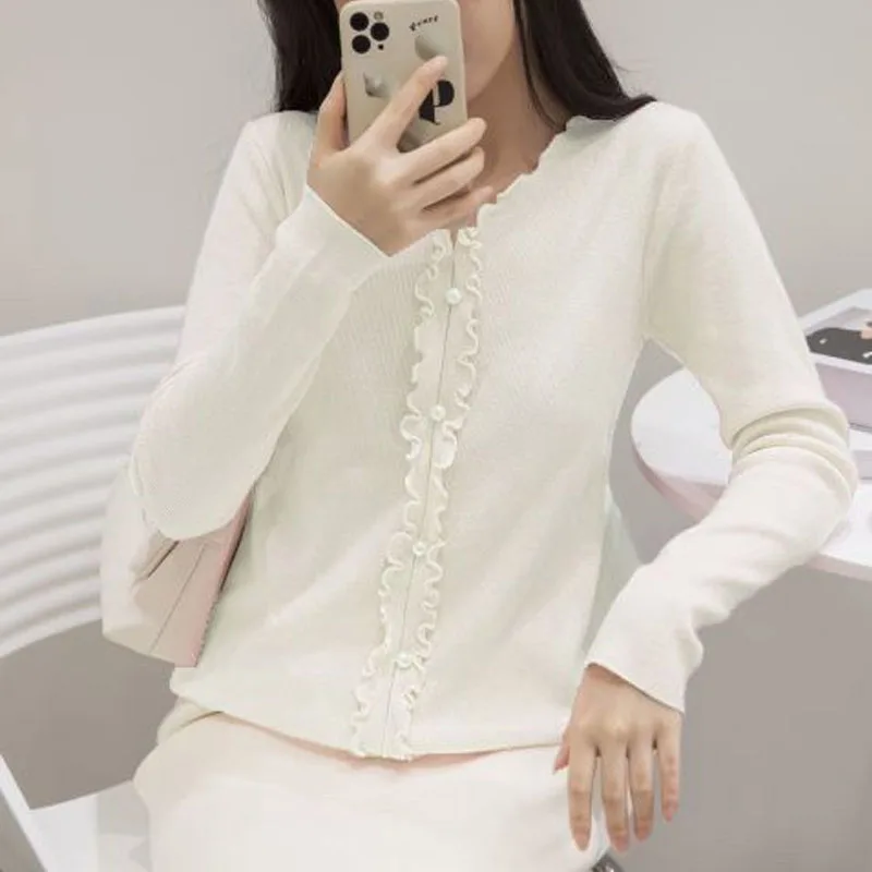 

Spring and Autumn New Long Sleeved Knitted Women's Slim Fit V-neck Bottom Shirt Temperament Nailed Pearl Ear Edge Women's Top