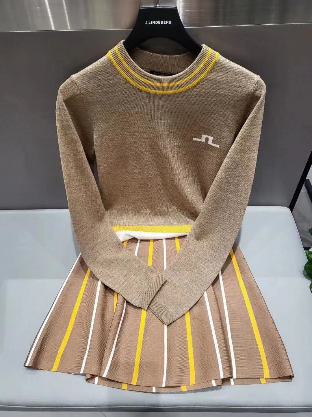 The new Women's Golf sweater for autumn/winter 2022 is worn on the outside with a warm knit on the inside outdoor
