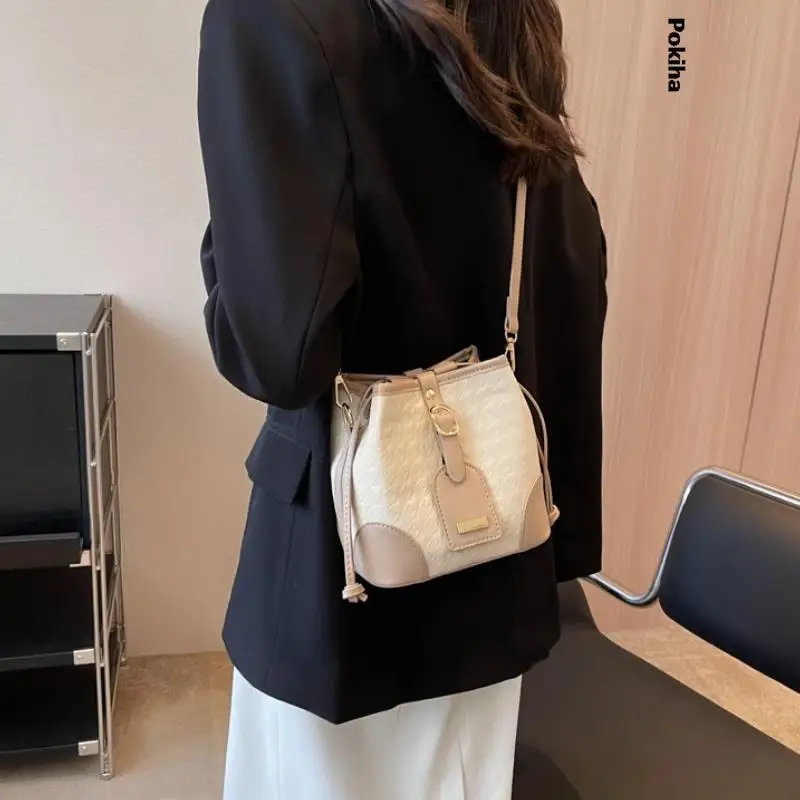 

Модная Сумка-мешок на плечо, новинка 2023, роскошная дизайнерская сумка через плечо, летний кожаный кошелек и Сумочка для женщин, универсальна...