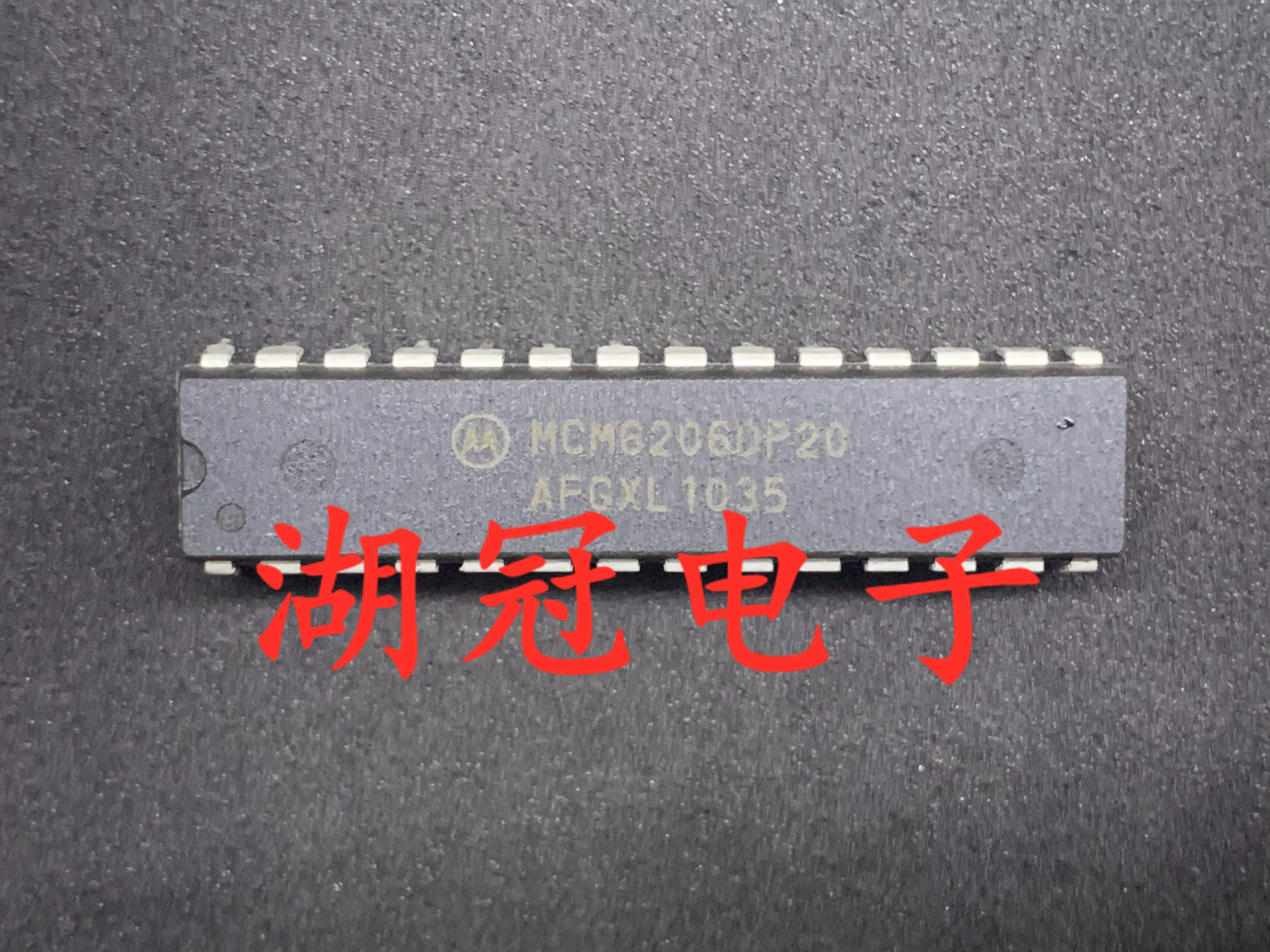 

10 шт. Оригинальный Новый MCM6206DP20 DIP MCM6206 протестирован хорошо