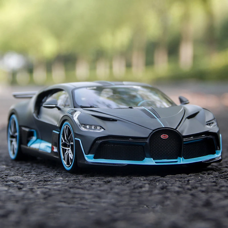 Модель автомобиля Bugatti Divo Supercar масштаба 1:18 из сплава с колесами, управлением, звуком и светом для декорации, коллекционирования и подарка детям.