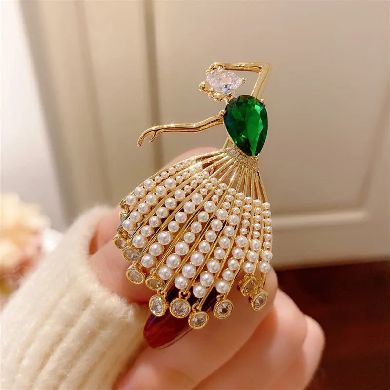 

2022 New Luxury Emerald Brooches for Women Dress Suit Accessories Pearl Jewelry Dancing Girl Lapel Pins Gift for Woman Girl