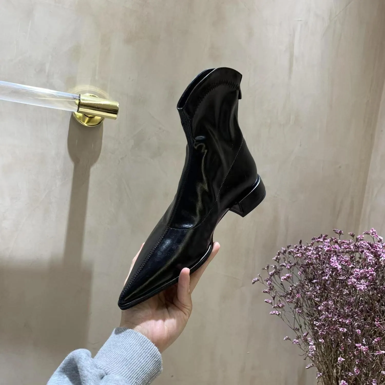 Женские ботинки челси на низком каблуке с острым носком