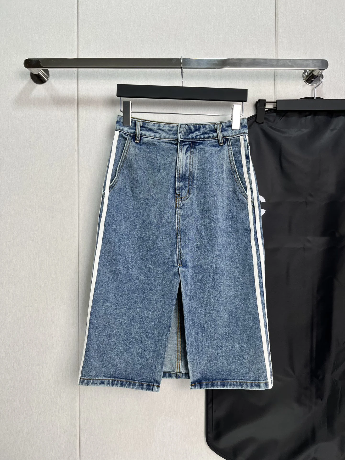 

Spring and summer new color side webbing decoration shrimp dumplings split buttock wrapped denim skirt7.7