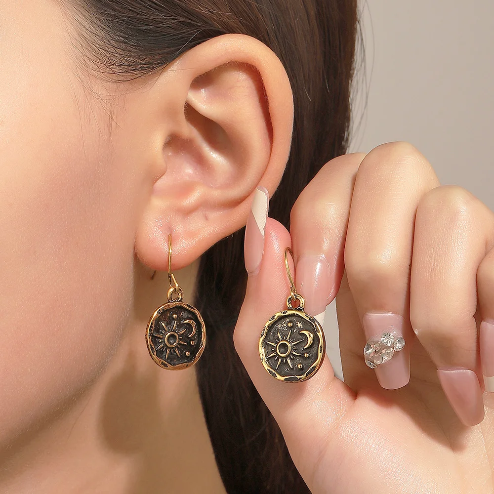 

Antique Charms Sun Moon Dangle Earrings Female Bohemian Ethnic Style Metal Geometry Star Moon Myth Designer Earring Hoops