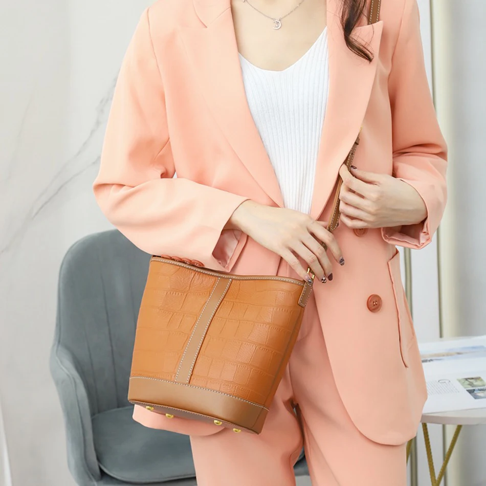 

Сумка-мешок из мягкой кожи с узором под кожу крокодила, вместительная сумка-мессенджер из первого слоя воловьей кожи, сумка на плечо, женска...