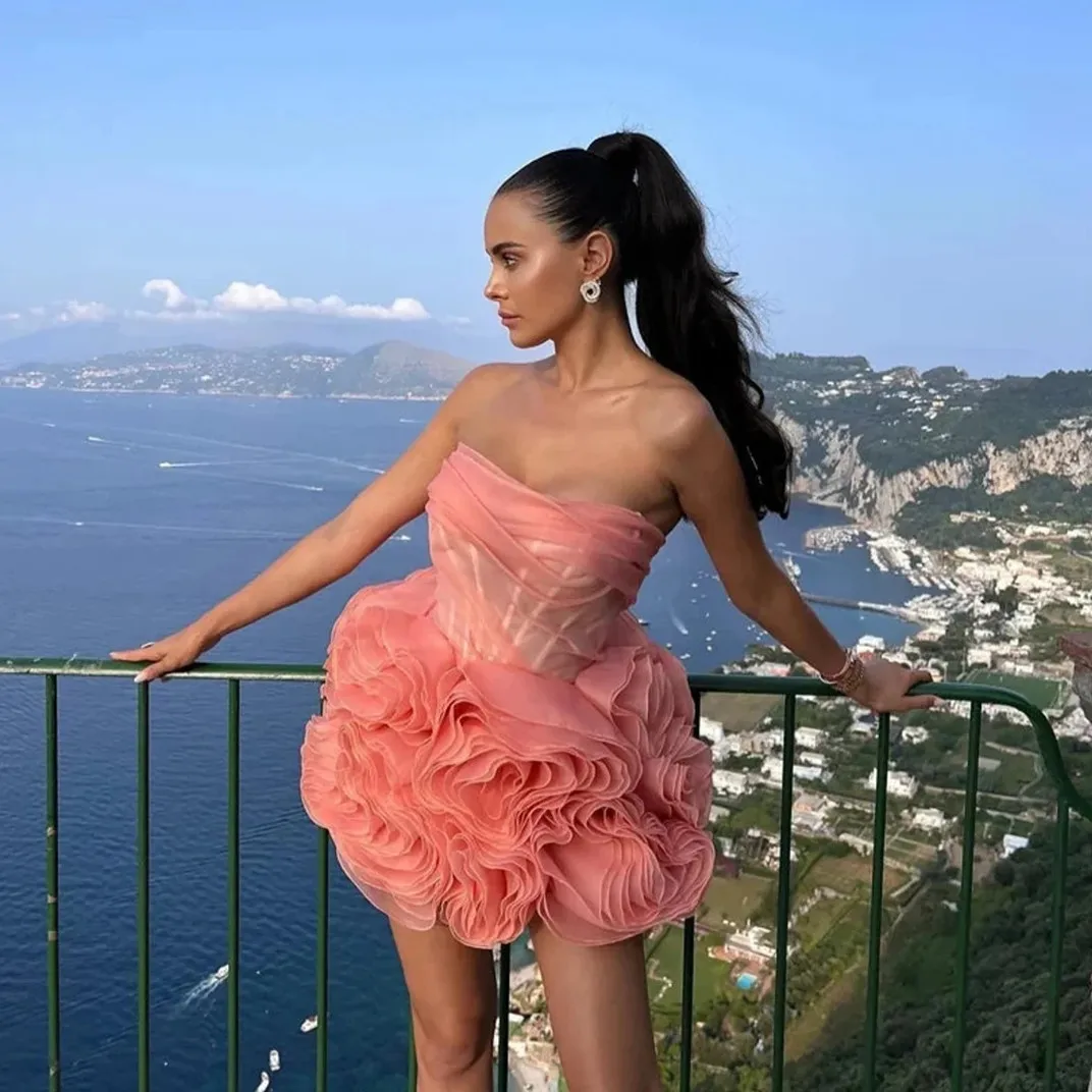 Женское вечернее платье без бретелек кораллово-розовое с цветочным принтом