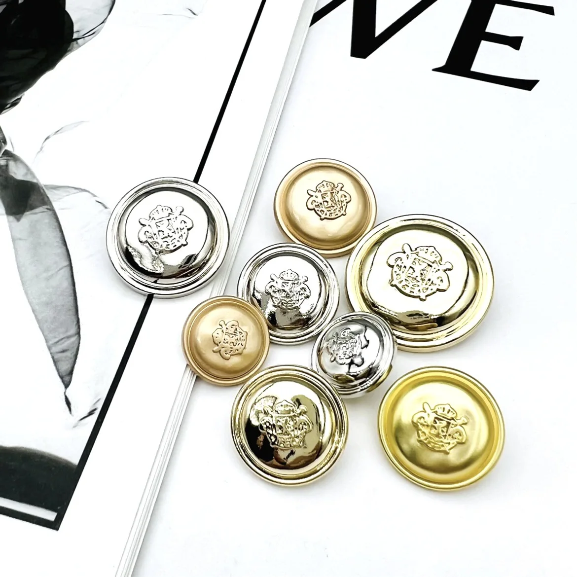 Модные круглые металлические пуговицы для винтажного консервативного пальто