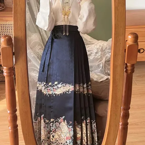 Олар орыс қаншықты қуырып жатыр