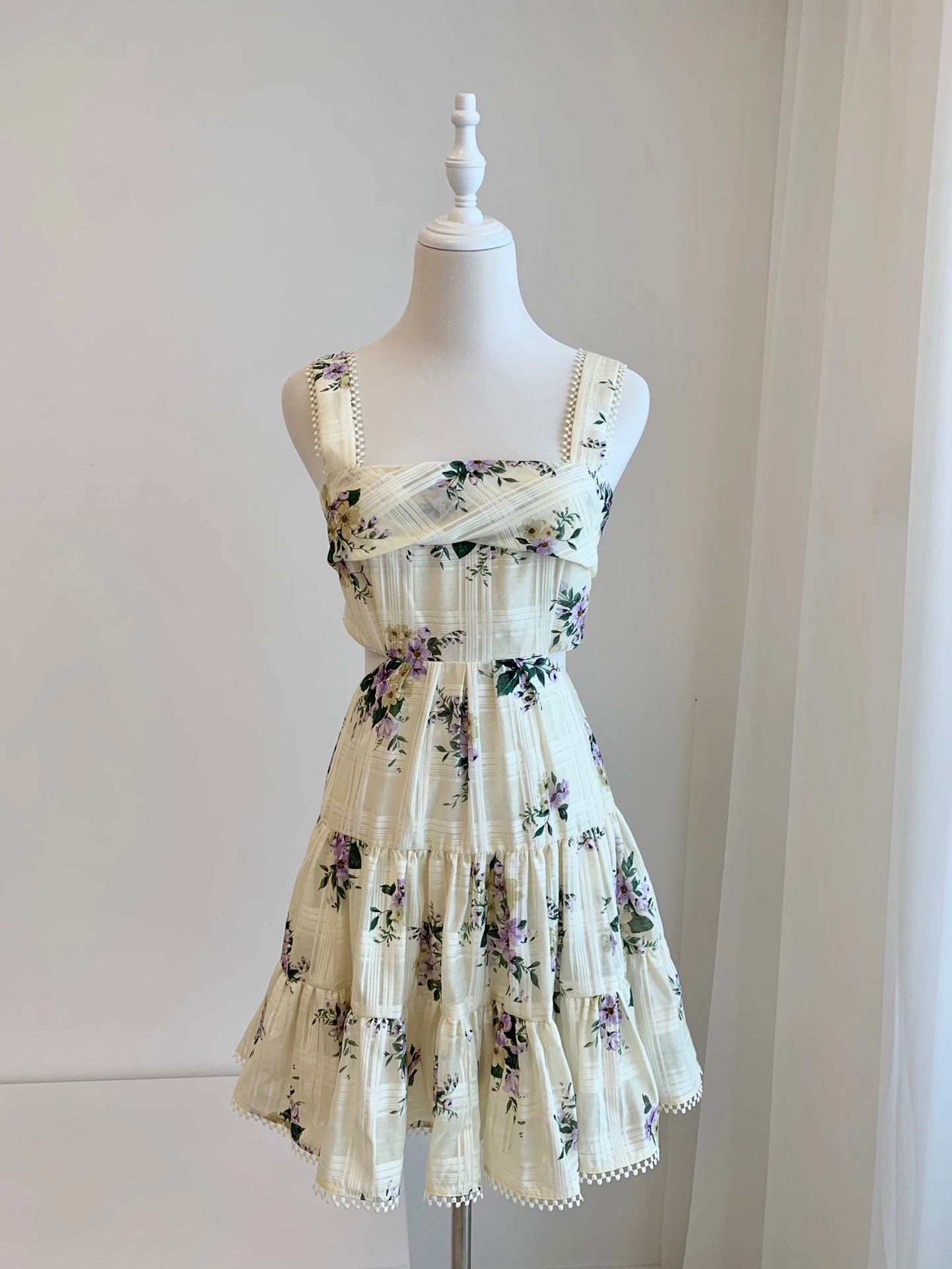 

Женское мини-платье с цветочным принтом, без бретелек