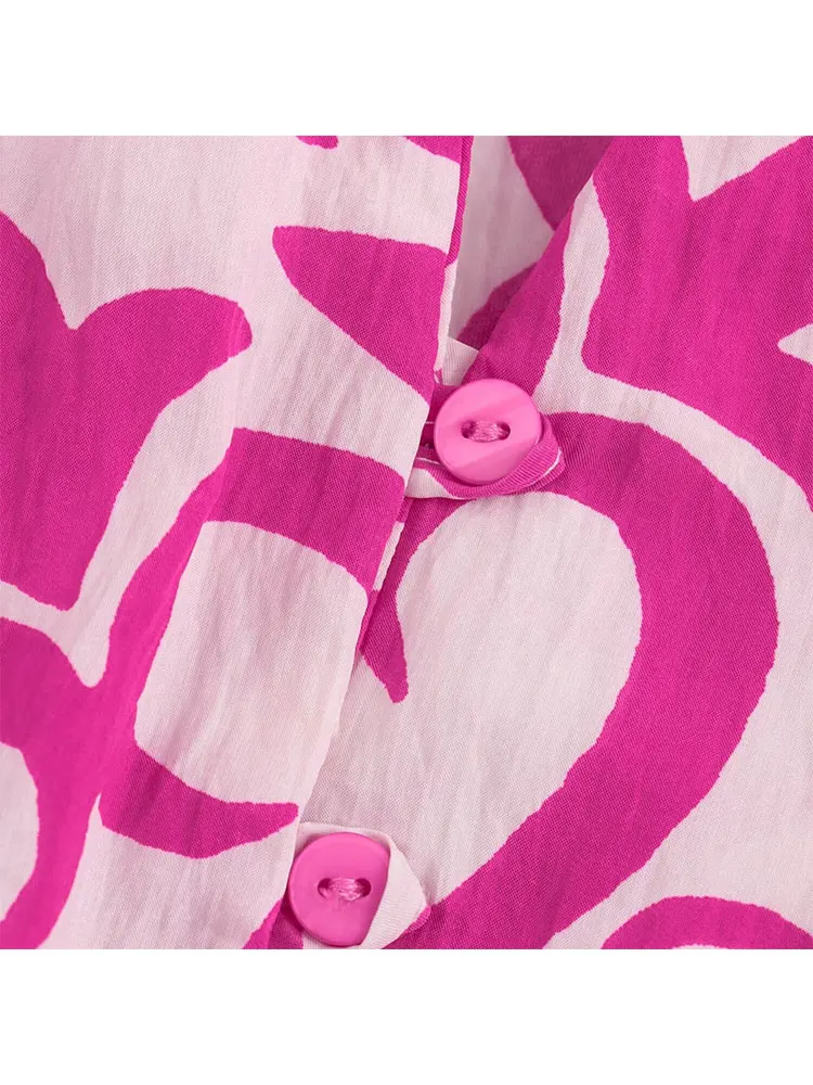 Женское мини-платье с V-образным вырезом и поясом