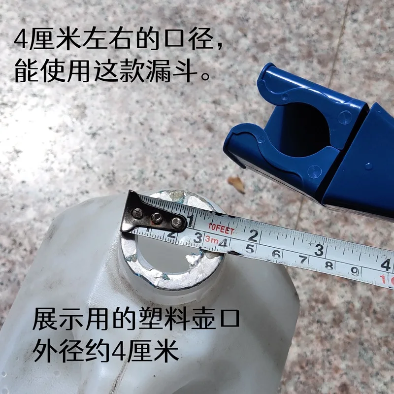 Пластиковый инструмент для заправки бензинового двигателя |