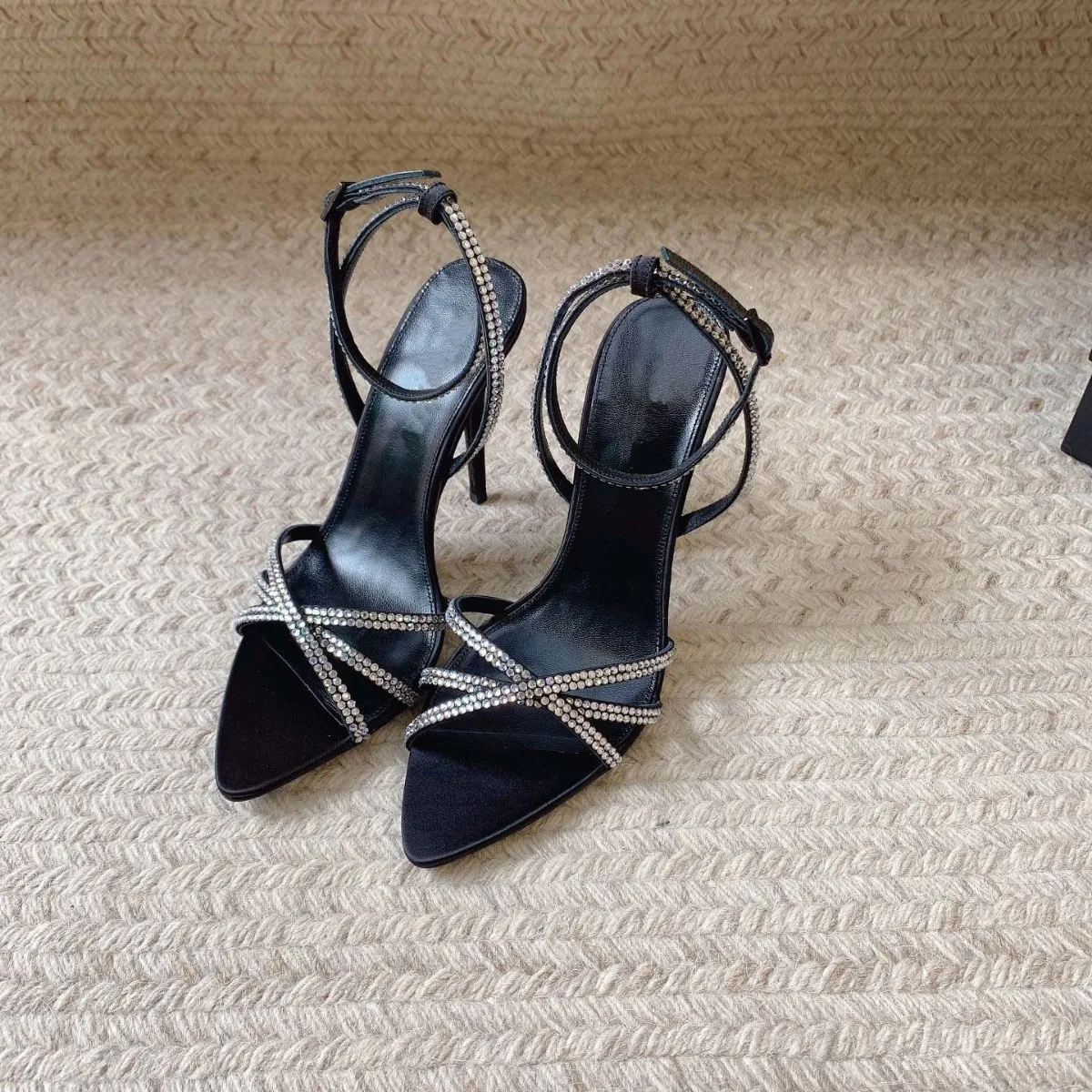 Женские босоножки на высоком каблуке черные с ремешком через плечо и шелковым