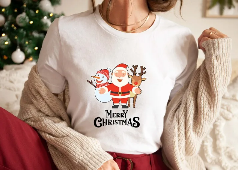 С Рождеством Санта-Клаусом и снеговиком милая зимняя футболка с рождественским