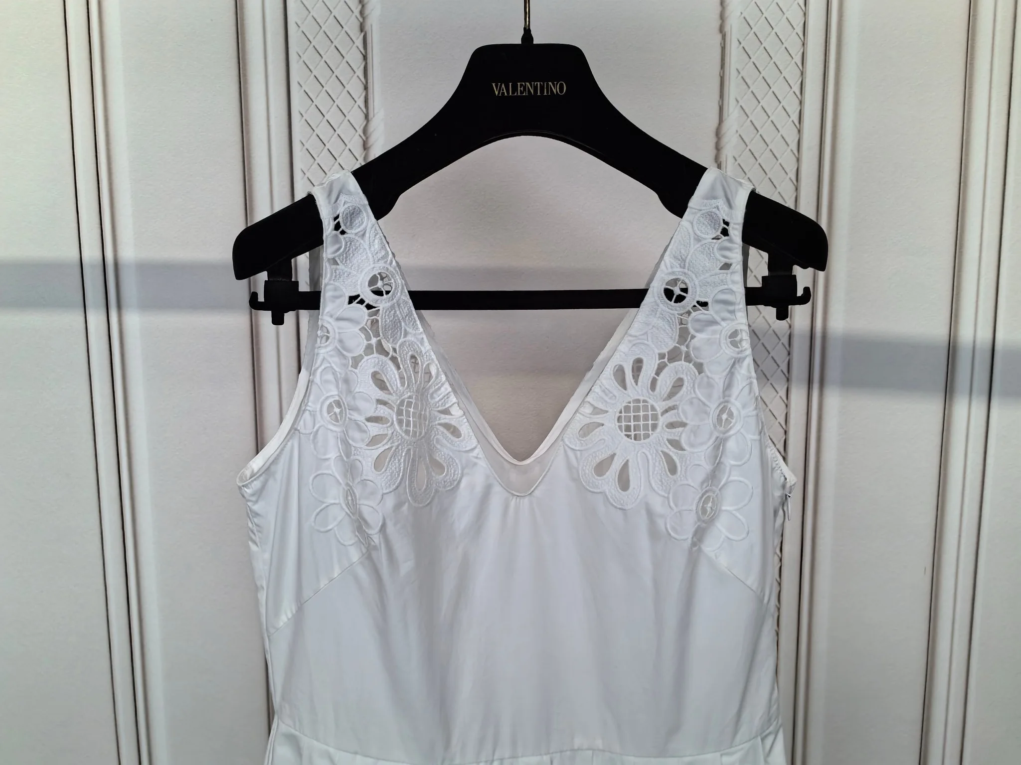 Женская хлопковая туника с вышивкой и V-образным вырезом