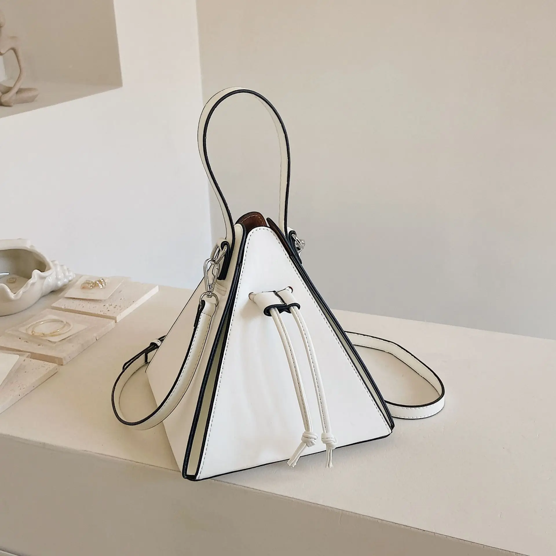 

Personalized Fashion Handbags 2022 New Trend Triangle Handbag Drawstring Box Bags Dumpling Bag Lantern Bag Female Luxury Design