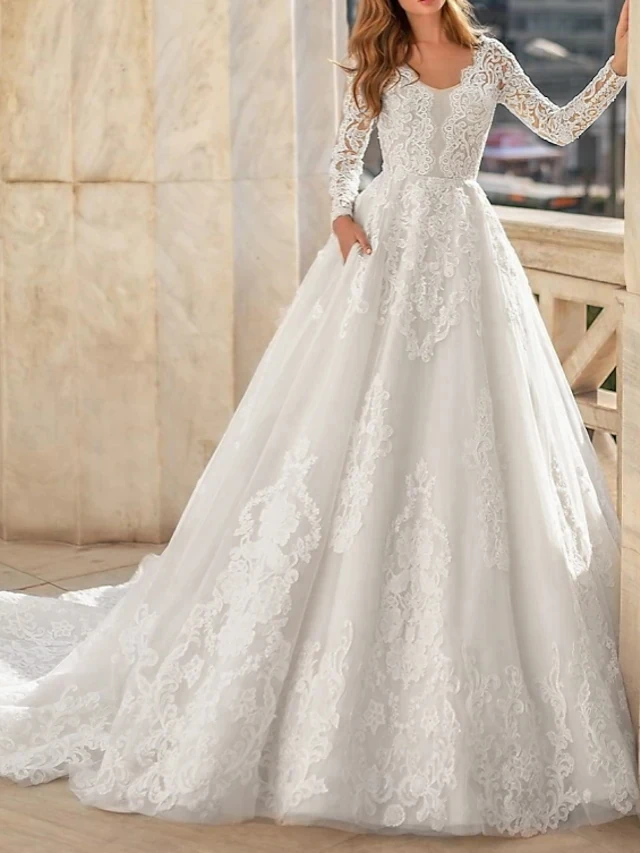 

Кружевное свадебное платье-трапеция со шлейфом, длинным рукавом и пуговицами
